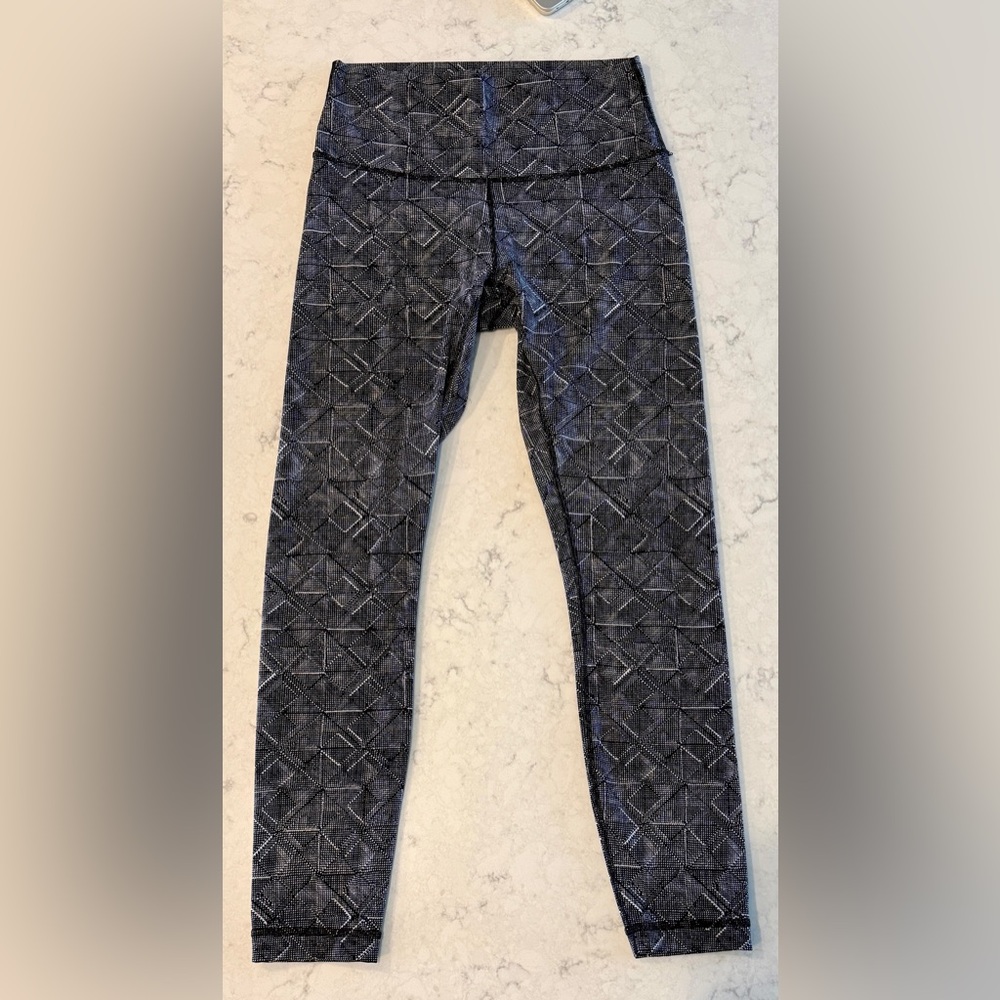 Lululemon Yoga Leggings - Unique Black & White Pattern Women’s Size 6 - Picture 2 of 4